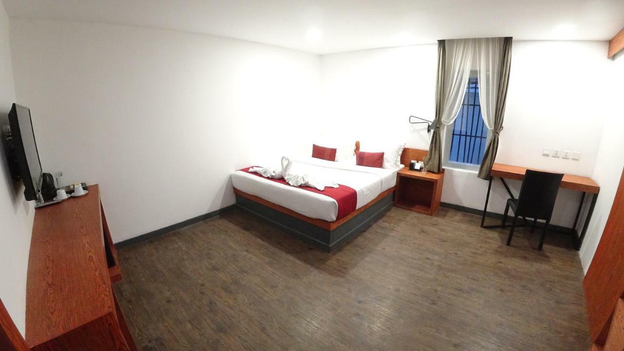 Hotel Records Пномпень Экстерьер фото